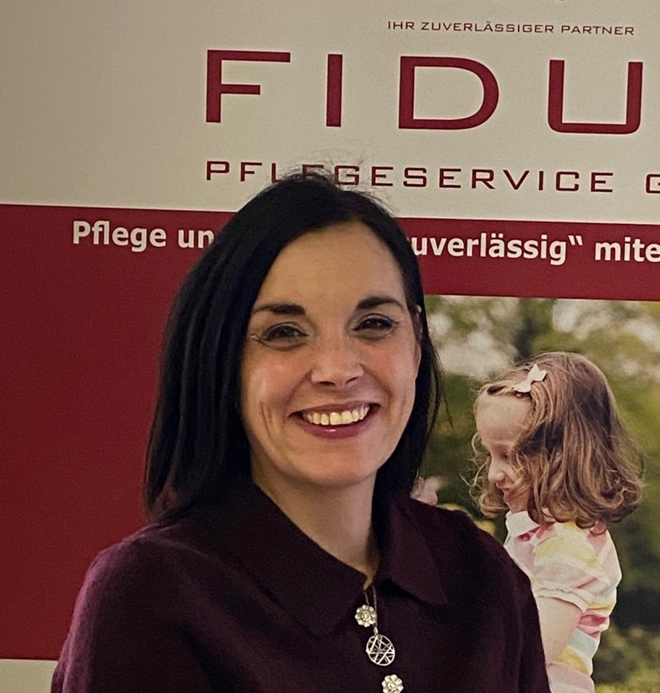 Abrechnungsmanagement in der Pflege – Person prüft Unterlagen und organisiert Leistungen im häuslichen Umfeld